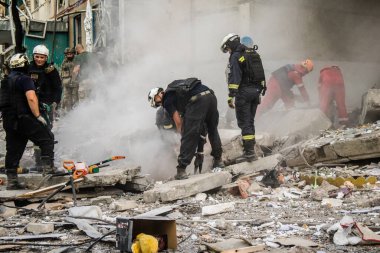 Kharkiv, Ukrayna, 24 Eylül 2024 KAB sınıfı bir savaş başlığıyla donatılmış bir Rus bombardıman uçağı Kharkiv 'deki bir yerleşim yerini kısmen yok etti. Kurtarma ekipleri saldırı mahallinde..