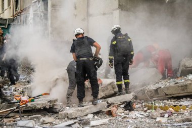 Kharkiv, Ukrayna, 24 Eylül 2024 KAB sınıfı bir savaş başlığıyla donatılmış bir Rus bombardıman uçağı Kharkiv 'deki bir yerleşim yerini kısmen yok etti. Kurtarma ekipleri saldırı mahallinde..