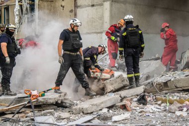 Kharkiv, Ukrayna, 24 Eylül 2024 KAB sınıfı bir savaş başlığıyla donatılmış bir Rus bombardıman uçağı Kharkiv 'deki bir yerleşim yerini kısmen yok etti. Kurtarma ekipleri saldırı mahallinde..