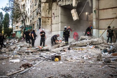 Kharkiv, Ukrayna, 24 Eylül 2024 KAB sınıfı bir savaş başlığıyla donatılmış bir Rus bombardıman uçağı Kharkiv 'deki bir yerleşim yerini kısmen yok etti. Kurtarma ekipleri saldırı mahallinde..