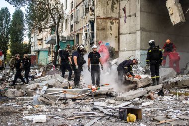 Kharkiv, Ukrayna, 24 Eylül 2024 KAB sınıfı bir savaş başlığıyla donatılmış bir Rus bombardıman uçağı Kharkiv 'deki bir yerleşim yerini kısmen yok etti. Kurtarma ekipleri saldırı mahallinde..