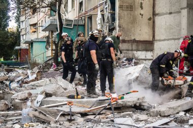 Kharkiv, Ukrayna, 24 Eylül 2024 KAB sınıfı bir savaş başlığıyla donatılmış bir Rus bombardıman uçağı Kharkiv 'deki bir yerleşim yerini kısmen yok etti. Kurtarma ekipleri saldırı mahallinde..