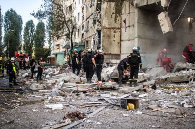 Kharkiv, Ukrayna, 24 Eylül 2024 KAB sınıfı bir savaş başlığıyla donatılmış bir Rus bombardıman uçağı Kharkiv 'deki bir yerleşim yerini kısmen yok etti. Kurtarma ekipleri saldırı mahallinde..