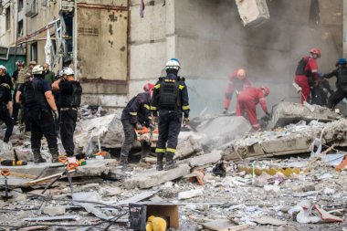 Kharkiv, Ukrayna, 24 Eylül 2024 KAB sınıfı bir savaş başlığıyla donatılmış bir Rus bombardıman uçağı Kharkiv 'deki bir yerleşim yerini kısmen yok etti. Kurtarma ekipleri saldırı mahallinde..