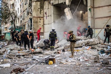 Kharkiv, Ukrayna, 24 Eylül 2024 KAB sınıfı bir savaş başlığıyla donatılmış bir Rus bombardıman uçağı Kharkiv 'deki bir yerleşim yerini kısmen yok etti. Kurtarma ekipleri saldırı mahallinde..