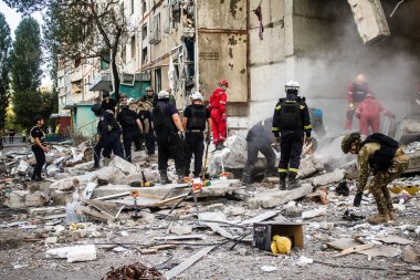 Kharkiv, Ukrayna, 24 Eylül 2024 KAB sınıfı bir savaş başlığıyla donatılmış bir Rus bombardıman uçağı Kharkiv 'deki bir yerleşim yerini kısmen yok etti. Kurtarma ekipleri saldırı mahallinde..