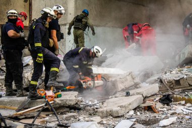 Kharkiv, Ukrayna, 24 Eylül 2024 KAB sınıfı bir savaş başlığıyla donatılmış bir Rus bombardıman uçağı Kharkiv 'deki bir yerleşim yerini kısmen yok etti. Kurtarma ekipleri saldırı mahallinde..