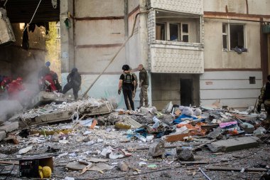 Kharkiv, Ukrayna, 24 Eylül 2024 KAB sınıfı bir savaş başlığıyla donatılmış bir Rus bombardıman uçağı Kharkiv 'deki bir yerleşim yerini kısmen yok etti. Kurtarma ekipleri saldırı mahallinde..