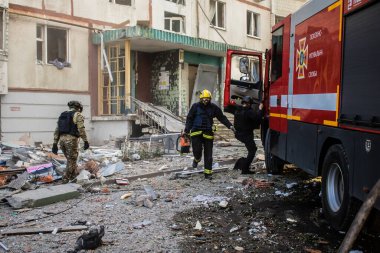 Kharkiv, Ukrayna, 24 Eylül 2024 KAB sınıfı bir savaş başlığıyla donatılmış bir Rus bombardıman uçağı Kharkiv 'deki bir yerleşim yerini kısmen yok etti. Kurtarma ekipleri saldırı mahallinde..