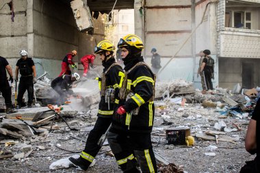Kharkiv, Ukrayna, 24 Eylül 2024 KAB sınıfı bir savaş başlığıyla donatılmış bir Rus bombardıman uçağı Kharkiv 'deki bir yerleşim yerini kısmen yok etti. Kurtarma ekipleri saldırı mahallinde..