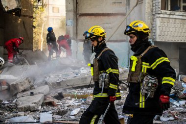 Kharkiv, Ukrayna, 24 Eylül 2024 KAB sınıfı bir savaş başlığıyla donatılmış bir Rus bombardıman uçağı Kharkiv 'deki bir yerleşim yerini kısmen yok etti. Kurtarma ekipleri saldırı mahallinde..