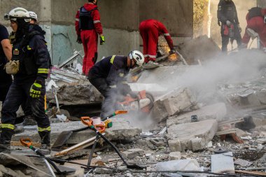 Kharkiv, Ukrayna, 24 Eylül 2024 KAB sınıfı bir savaş başlığıyla donatılmış bir Rus bombardıman uçağı Kharkiv 'deki bir yerleşim yerini kısmen yok etti. Kurtarma ekipleri saldırı mahallinde..