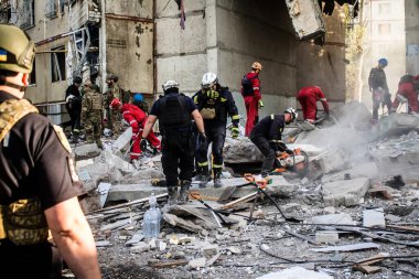 Kharkiv, Ukrayna, 24 Eylül 2024 KAB sınıfı bir savaş başlığıyla donatılmış bir Rus bombardıman uçağı Kharkiv 'deki bir yerleşim yerini kısmen yok etti. Kurtarma ekipleri saldırı mahallinde..