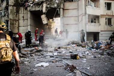 Kharkiv, Ukrayna, 24 Eylül 2024 KAB sınıfı bir savaş başlığıyla donatılmış bir Rus bombardıman uçağı Kharkiv 'deki bir yerleşim yerini kısmen yok etti. Kurtarma ekipleri saldırı mahallinde..