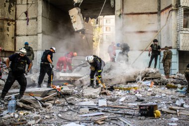 Kharkiv, Ukrayna, 24 Eylül 2024 KAB sınıfı bir savaş başlığıyla donatılmış bir Rus bombardıman uçağı Kharkiv 'deki bir yerleşim yerini kısmen yok etti. Kurtarma ekipleri saldırı mahallinde..