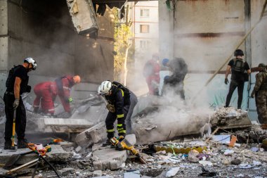 Kharkiv, Ukrayna, 24 Eylül 2024 KAB sınıfı bir savaş başlığıyla donatılmış bir Rus bombardıman uçağı Kharkiv 'deki bir yerleşim yerini kısmen yok etti. Kurtarma ekipleri saldırı mahallinde..