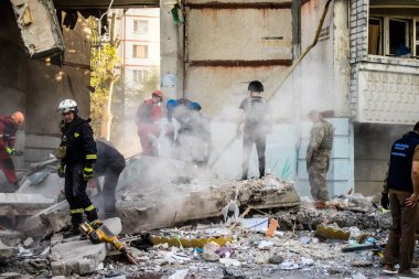 Kharkiv, Ukrayna, 24 Eylül 2024 KAB sınıfı bir savaş başlığıyla donatılmış bir Rus bombardıman uçağı Kharkiv 'deki bir yerleşim yerini kısmen yok etti. Kurtarma ekipleri saldırı mahallinde..