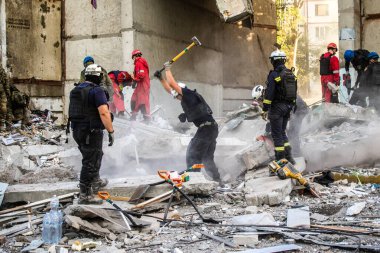 Kharkiv, Ukrayna, 24 Eylül 2024 KAB sınıfı bir savaş başlığıyla donatılmış bir Rus bombardıman uçağı Kharkiv 'deki bir yerleşim yerini kısmen yok etti. Kurtarma ekipleri saldırı mahallinde..