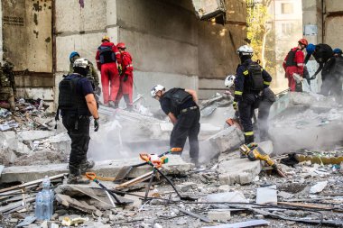 Kharkiv, Ukrayna, 24 Eylül 2024 KAB sınıfı bir savaş başlığıyla donatılmış bir Rus bombardıman uçağı Kharkiv 'deki bir yerleşim yerini kısmen yok etti. Kurtarma ekipleri saldırı mahallinde..