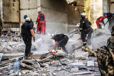 Kharkiv, Ukrayna, 24 Eylül 2024 KAB sınıfı bir savaş başlığıyla donatılmış bir Rus bombardıman uçağı Kharkiv 'deki bir yerleşim yerini kısmen yok etti. Kurtarma ekipleri saldırı mahallinde..