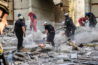 Kharkiv, Ukrayna, 24 Eylül 2024 KAB sınıfı bir savaş başlığıyla donatılmış bir Rus bombardıman uçağı Kharkiv 'deki bir yerleşim yerini kısmen yok etti. Kurtarma ekipleri saldırı mahallinde..