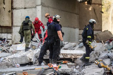 Kharkiv, Ukrayna, 24 Eylül 2024 KAB sınıfı bir savaş başlığıyla donatılmış bir Rus bombardıman uçağı Kharkiv 'deki bir yerleşim yerini kısmen yok etti. Kurtarma ekipleri saldırı mahallinde..