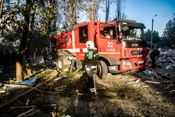 Kharkiv, Ukrayna, 24 Eylül 2024 KAB sınıfı bir savaş başlığıyla donatılmış bir Rus bombardıman uçağı Kharkiv 'deki bir yerleşim yerini kısmen yok etti. Kurtarma ekipleri saldırı mahallinde..