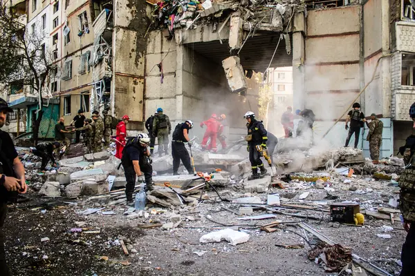 Kharkiv, Ukrayna, 24 Eylül 2024 KAB sınıfı bir savaş başlığıyla donatılmış bir Rus bombardıman uçağı Kharkiv 'deki bir yerleşim yerini kısmen yok etti. Kurtarma ekipleri saldırı mahallinde..