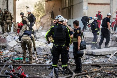 Kharkiv, Ukrayna, 24 Eylül 2024 KAB sınıfı bir savaş başlığıyla donatılmış bir Rus bombardıman uçağı Kharkiv 'deki bir yerleşim yerini kısmen yok etti. Kurtarma ekipleri saldırı mahallinde..