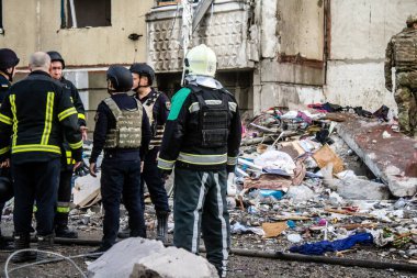 Kharkiv, Ukrayna, 24 Eylül 2024 KAB sınıfı bir savaş başlığıyla donatılmış bir Rus bombardıman uçağı Kharkiv 'deki bir yerleşim yerini kısmen yok etti. Kurtarma ekipleri saldırı mahallinde..