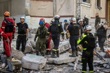 Kharkiv, Ukrayna, 24 Eylül 2024 KAB sınıfı bir savaş başlığıyla donatılmış bir Rus bombardıman uçağı Kharkiv 'deki bir yerleşim yerini kısmen yok etti. Kurtarma ekipleri saldırı mahallinde..