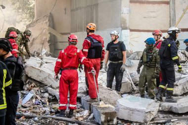 Kharkiv, Ukrayna, 24 Eylül 2024 KAB sınıfı bir savaş başlığıyla donatılmış bir Rus bombardıman uçağı Kharkiv 'deki bir yerleşim yerini kısmen yok etti. Kurtarma ekipleri saldırı mahallinde..