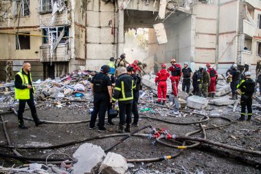 Kharkiv, Ukrayna, 24 Eylül 2024 KAB sınıfı bir savaş başlığıyla donatılmış bir Rus bombardıman uçağı Kharkiv 'deki bir yerleşim yerini kısmen yok etti. Kurtarma ekipleri saldırı mahallinde..