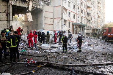 Kharkiv, Ukrayna, 24 Eylül 2024 KAB sınıfı bir savaş başlığıyla donatılmış bir Rus bombardıman uçağı Kharkiv 'deki bir yerleşim yerini kısmen yok etti. Kurtarma ekipleri saldırı mahallinde..