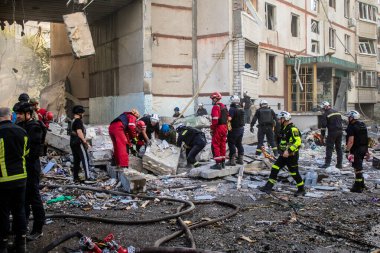Kharkiv, Ukrayna, 24 Eylül 2024 KAB sınıfı bir savaş başlığıyla donatılmış bir Rus bombardıman uçağı Kharkiv 'deki bir yerleşim yerini kısmen yok etti. Kurtarma ekipleri saldırı mahallinde..