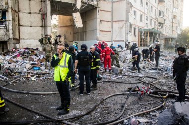 Kharkiv, Ukrayna, 24 Eylül 2024 KAB sınıfı bir savaş başlığıyla donatılmış bir Rus bombardıman uçağı Kharkiv 'deki bir yerleşim yerini kısmen yok etti. Kurtarma ekipleri saldırı mahallinde..