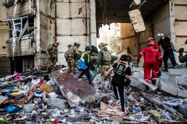 Kharkiv, Ukrayna, 24 Eylül 2024 KAB sınıfı bir savaş başlığıyla donatılmış bir Rus bombardıman uçağı Kharkiv 'deki bir yerleşim yerini kısmen yok etti. Kurtarma ekipleri saldırı mahallinde..