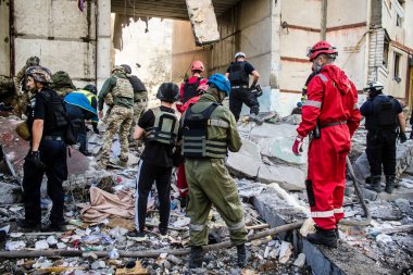 Kharkiv, Ukrayna, 24 Eylül 2024 KAB sınıfı bir savaş başlığıyla donatılmış bir Rus bombardıman uçağı Kharkiv 'deki bir yerleşim yerini kısmen yok etti. Kurtarma ekipleri saldırı mahallinde..