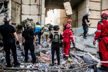 Kharkiv, Ukrayna, 24 Eylül 2024 KAB sınıfı bir savaş başlığıyla donatılmış bir Rus bombardıman uçağı Kharkiv 'deki bir yerleşim yerini kısmen yok etti. Kurtarma ekipleri saldırı mahallinde..