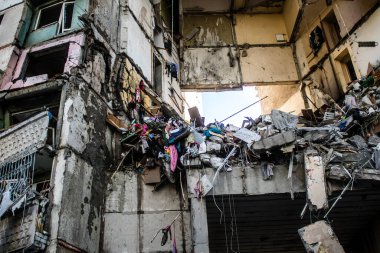 Kharkiv, Ukrayna, 24 Eylül 2024 KAB sınıfı bir savaş başlığıyla donatılmış bir Rus bombardıman uçağı Kharkiv 'deki bir yerleşim yerini kısmen yok etti. Kurtarma ekipleri saldırı mahallinde..