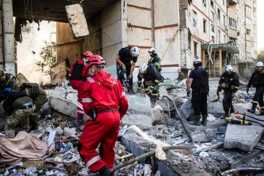 Kharkiv, Ukrayna, 24 Eylül 2024 KAB sınıfı bir savaş başlığıyla donatılmış bir Rus bombardıman uçağı Kharkiv 'deki bir yerleşim yerini kısmen yok etti. Kurtarma ekipleri saldırı mahallinde..