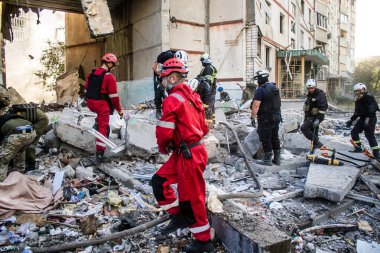 Kharkiv, Ukrayna, 24 Eylül 2024 KAB sınıfı bir savaş başlığıyla donatılmış bir Rus bombardıman uçağı Kharkiv 'deki bir yerleşim yerini kısmen yok etti. Kurtarma ekipleri saldırı mahallinde..