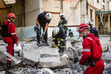 Kharkiv, Ukrayna, 24 Eylül 2024 KAB sınıfı bir savaş başlığıyla donatılmış bir Rus bombardıman uçağı Kharkiv 'deki bir yerleşim yerini kısmen yok etti. Kurtarma ekipleri saldırı mahallinde..