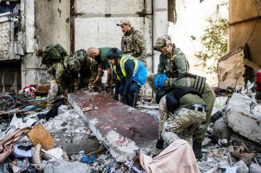 Kharkiv, Ukrayna, 24 Eylül 2024 KAB sınıfı bir savaş başlığıyla donatılmış bir Rus bombardıman uçağı Kharkiv 'deki bir yerleşim yerini kısmen yok etti. Kurtarma ekipleri saldırı mahallinde..