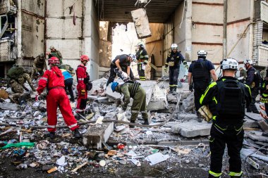 Kharkiv, Ukrayna, 24 Eylül 2024 KAB sınıfı bir savaş başlığıyla donatılmış bir Rus bombardıman uçağı Kharkiv 'deki bir yerleşim yerini kısmen yok etti. Kurtarma ekipleri saldırı mahallinde..