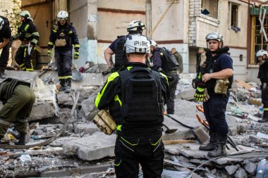 Kharkiv, Ukrayna, 24 Eylül 2024 KAB sınıfı bir savaş başlığıyla donatılmış bir Rus bombardıman uçağı Kharkiv 'deki bir yerleşim yerini kısmen yok etti. Kurtarma ekipleri saldırı mahallinde..