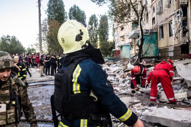 Kharkiv, Ukrayna, 24 Eylül 2024 KAB sınıfı bir savaş başlığıyla donatılmış bir Rus bombardıman uçağı Kharkiv 'deki bir yerleşim yerini kısmen yok etti. Kurtarma ekipleri saldırı mahallinde..