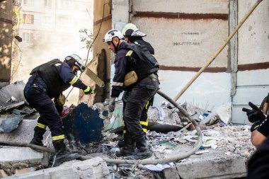 Kharkiv, Ukrayna, 24 Eylül 2024 KAB sınıfı bir savaş başlığıyla donatılmış bir Rus bombardıman uçağı Kharkiv 'deki bir yerleşim yerini kısmen yok etti. Kurtarma ekipleri saldırı mahallinde..