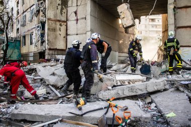 Kharkiv, Ukrayna, 24 Eylül 2024 KAB sınıfı bir savaş başlığıyla donatılmış bir Rus bombardıman uçağı Kharkiv 'deki bir yerleşim yerini kısmen yok etti. Kurtarma ekipleri saldırı mahallinde..