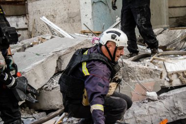 Kharkiv, Ukrayna, 24 Eylül 2024 KAB sınıfı bir savaş başlığıyla donatılmış bir Rus bombardıman uçağı Kharkiv 'deki bir yerleşim yerini kısmen yok etti. Kurtarma ekipleri saldırı mahallinde..